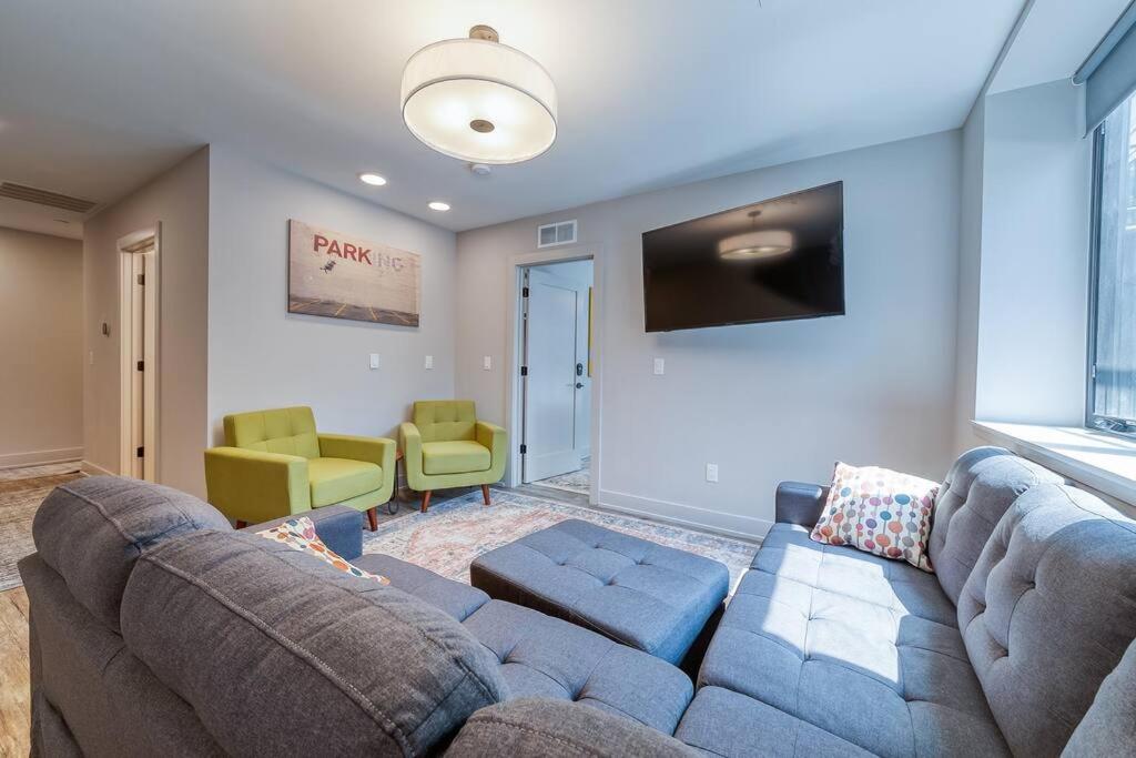 Ảnh trong thư viện ảnh của New Modern 3 Bedroom Townhouse ở Ann Arbor