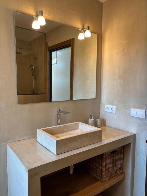 Can Pou, charming village house in Girona - Casa De Tres Dormitorios