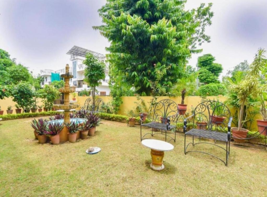 Aed väljaspool majutusasutust The Jaipur Haveli