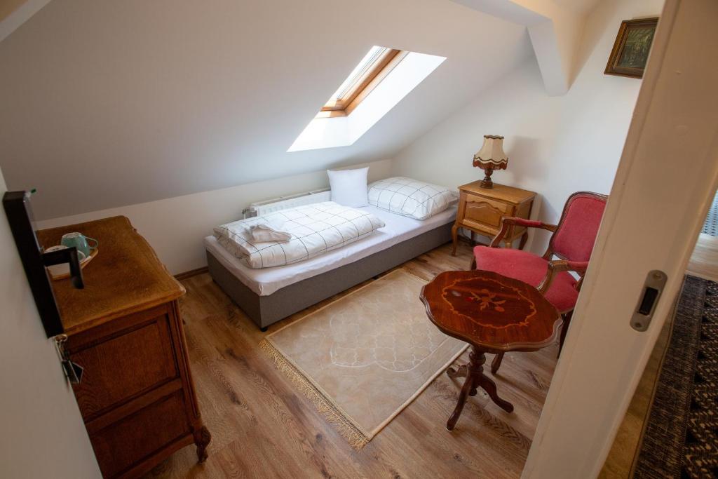 ein Zimmer mit einem Bett und einem Tisch und Stühlen in der Unterkunft Pension -Villa Vintage Room C 108 in Tomášikovo