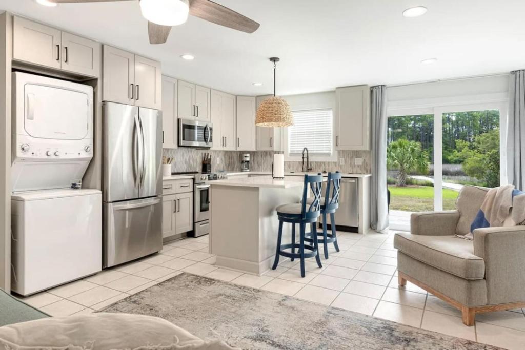 デスティンにあるThe Retreat at Santa Rosa Beach Bungalow Dのキッチン(ステンレス製の電化製品付)、リビングルーム