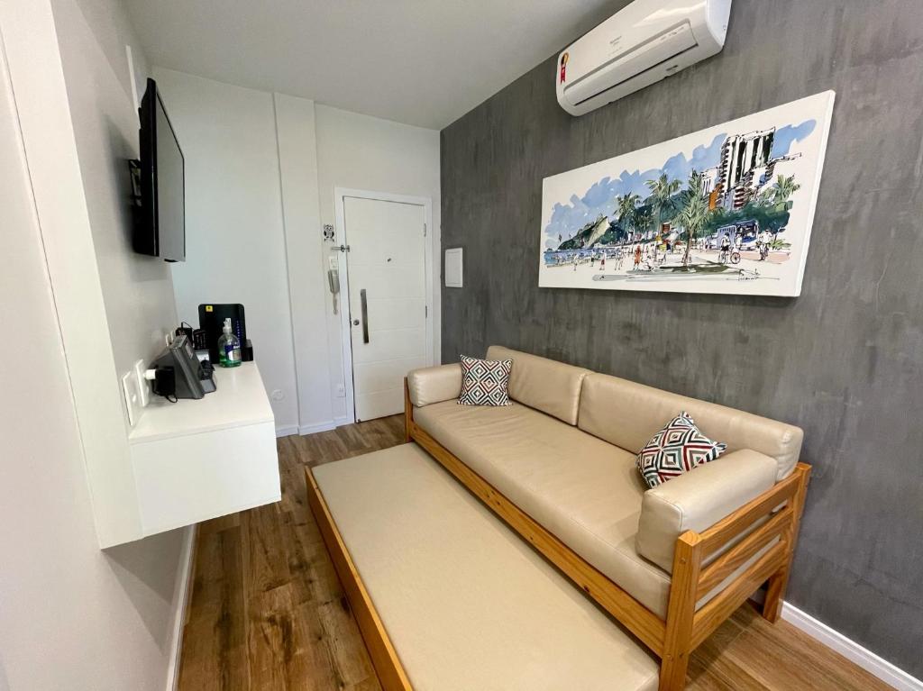 Una sala de estar con un sofá y un televisor. en Apartamentos em Ipanema, en Río de Janeiro