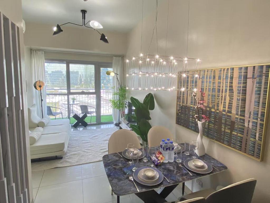 Χώρος καθιστικού στο Playful 1BR With Magnificant Bayview Garden View Near Okada Solaire Aiports with Free Parking