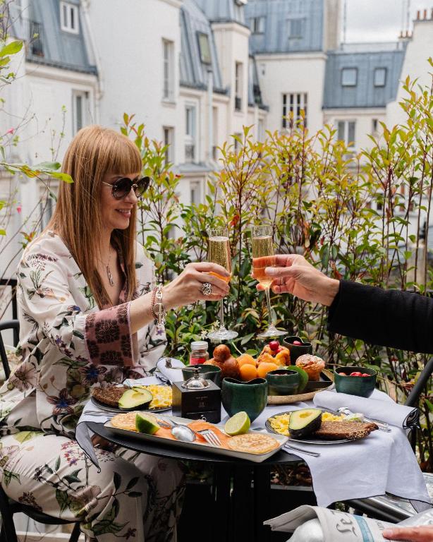 two women sitting at a table with food and drinks at Beausejour Ranelagh in Paris