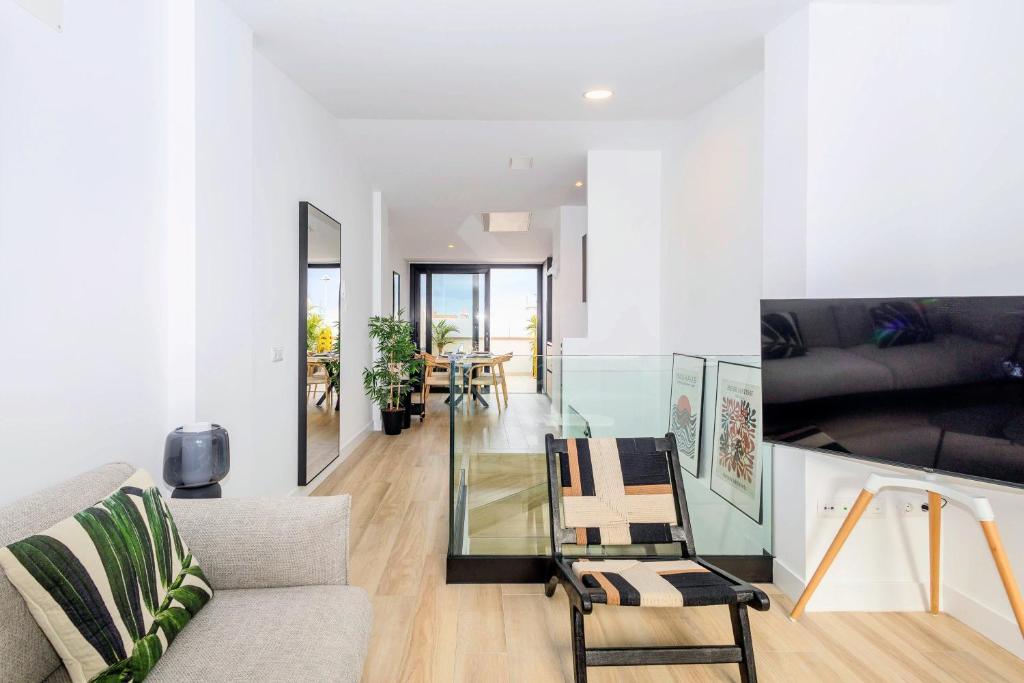 un salon avec un canapé et une table dans l'établissement 3BR Portview Luxury Penthouse & Terrace, à Las Palmas de Gran Canaria