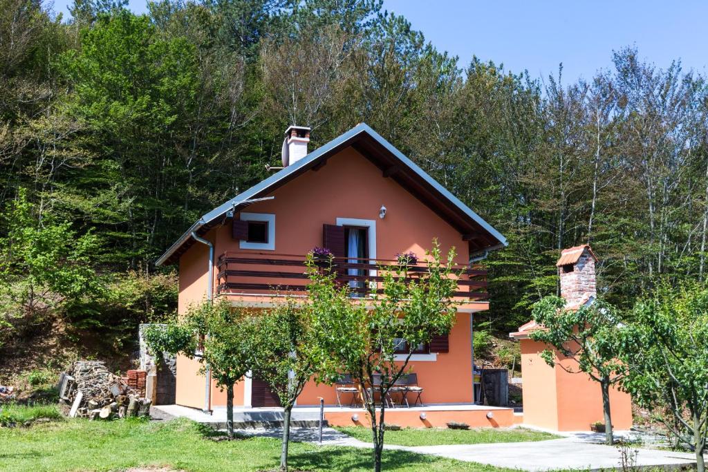 ein Haus im Wald mit Bäumen in der Unterkunft Forest Escape in Lovinac