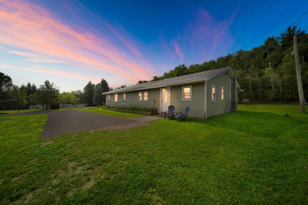 Liberty Lakefront Home - Pool, Hot Tub, Sauna في Ferndale: مبنى في حقل مع ساحة عشب