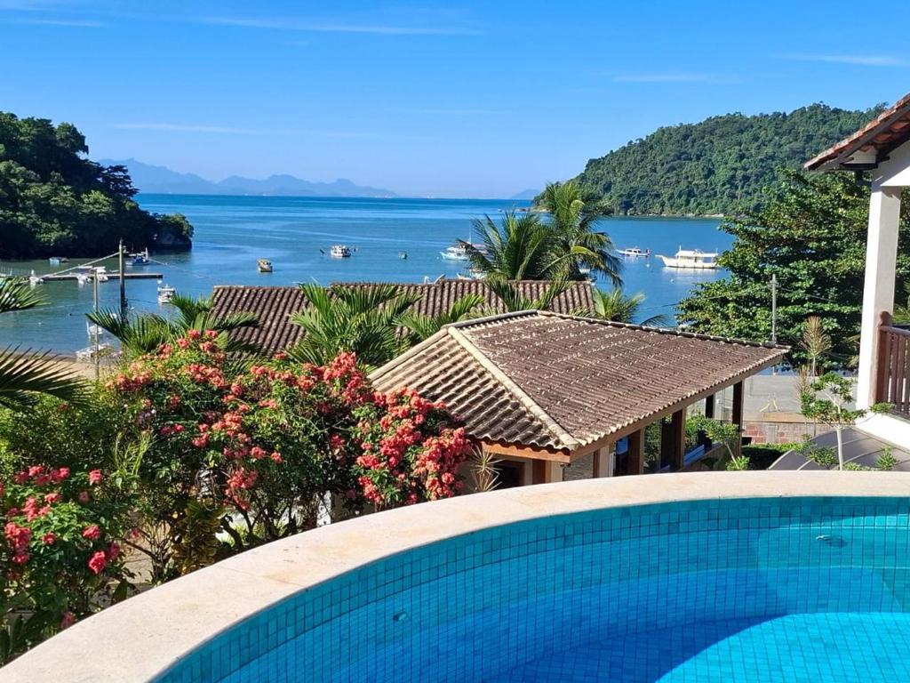 パラチにあるPousada dos Navegantesの水辺の景色が見えるプール