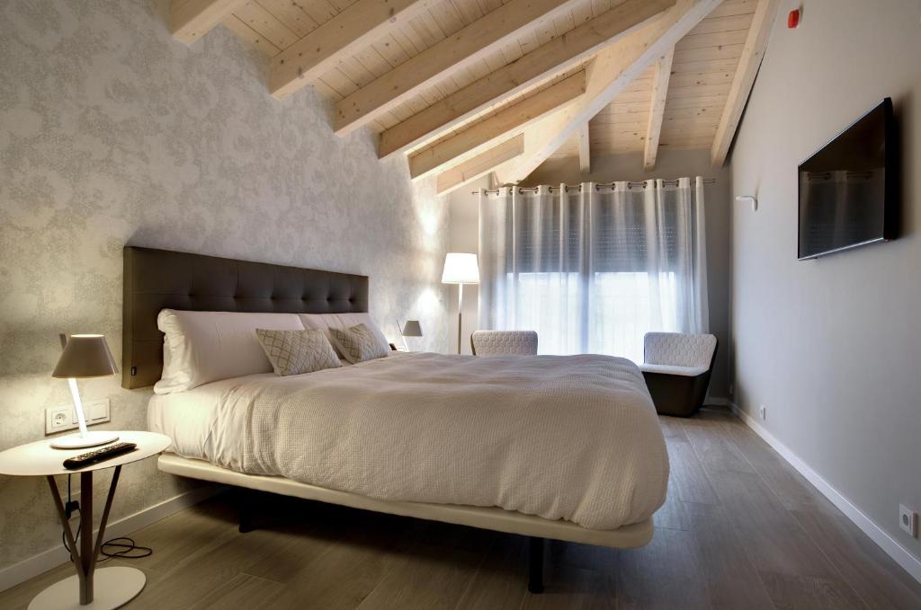 a bedroom with a large bed and a window at Hotel Lemik in Alsasua