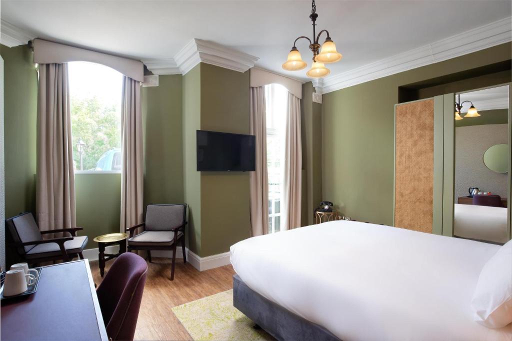 
George Walton Queen Room
