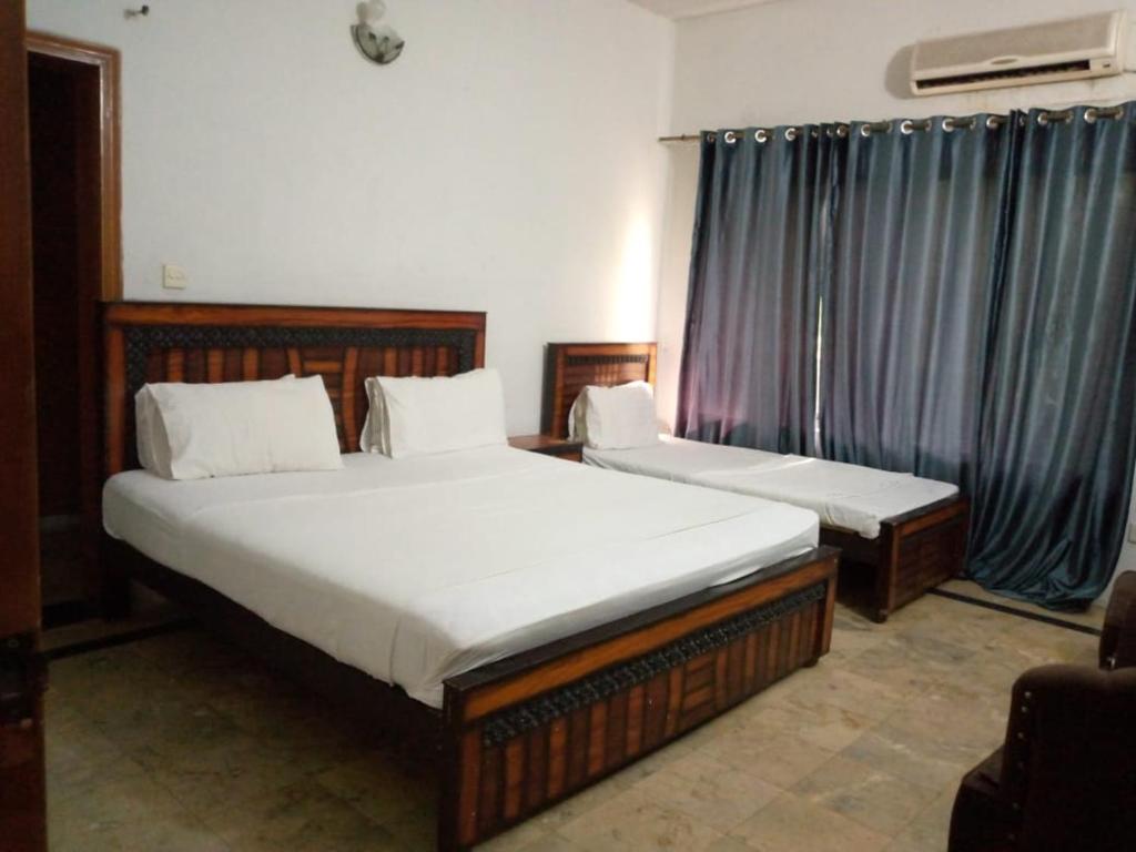 Postel nebo postele na pokoji v ubytování Sunrise Guest House F-6