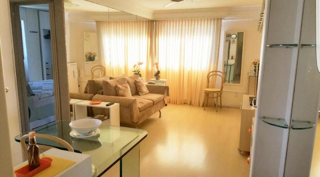 - un salon avec un canapé et une table dans l'établissement Flat em Boa Viagem, à Récife
