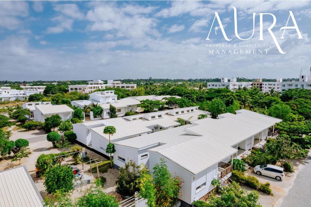 eine Luftaufnahme eines Gebäudes in einer Stadt in der Unterkunft Aura Space Apartments & Villas Fumba Town Zanzibar in Dambani