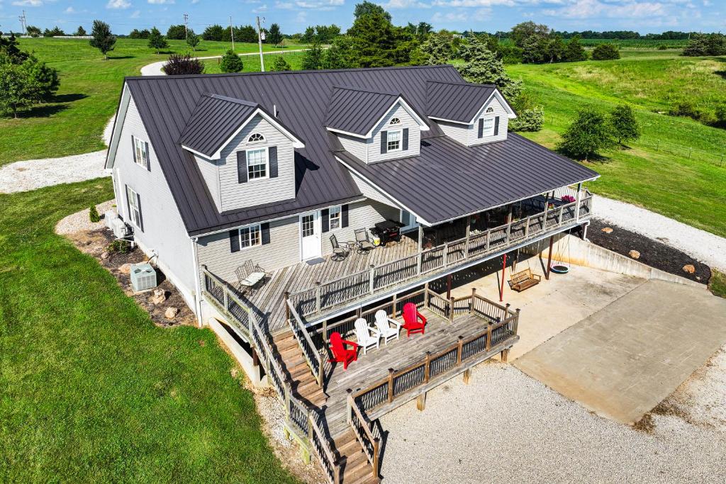 eine Luftansicht eines Hauses mit einer Terrasse in der Unterkunft Pond Access and Fishing Cedar Lodge in Versailles in Versailles