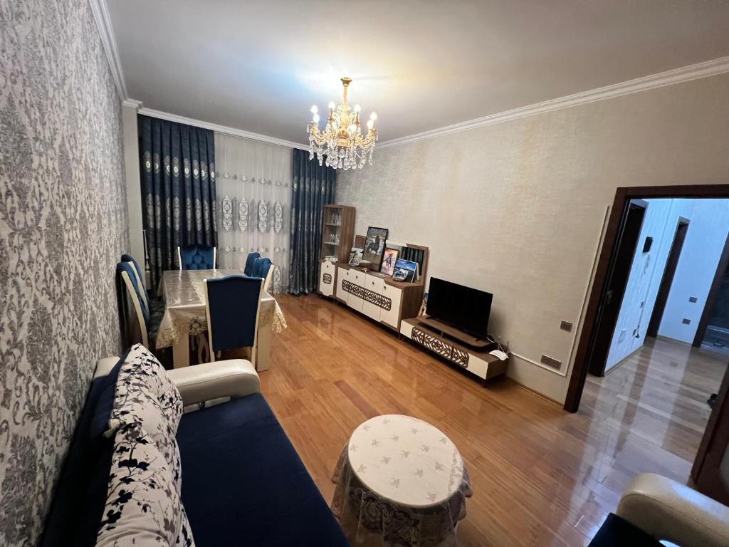 TV a/nebo společenská místnost v ubytování Sumqayıt Kristal