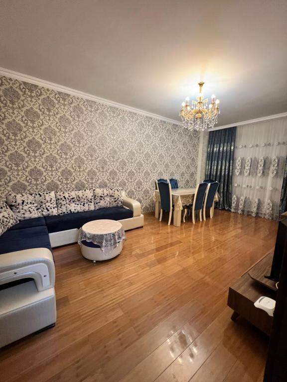 a living room with a couch and a table at Sumqayıt Kristal in Sumqayıt