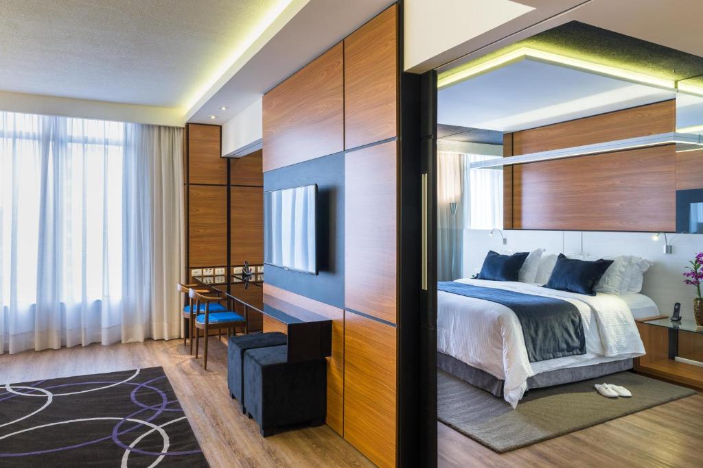 Postel nebo postele na pokoji v ubytování Radisson Hotel Curitiba