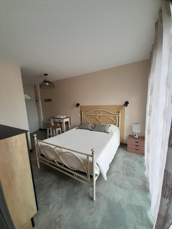 a bedroom with a bed in a room at Chabas Studio in Lagarrigue
