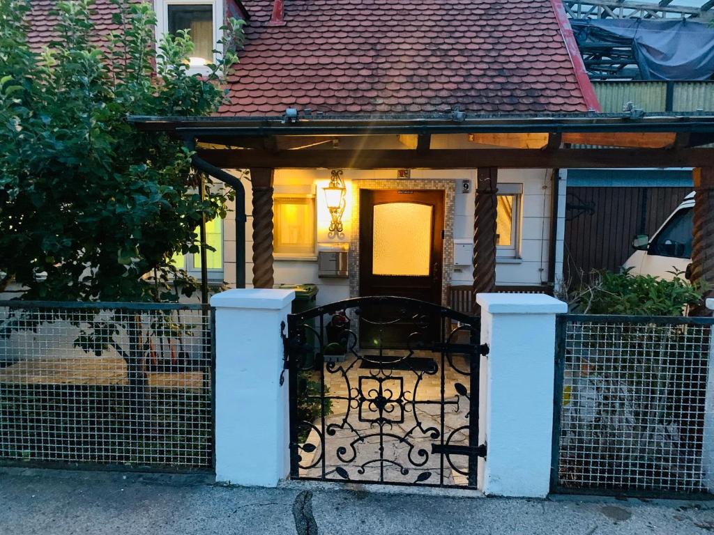 パッペンハイムにあるFerienwohnung Pappenheimの柵のある門のある小さな家
