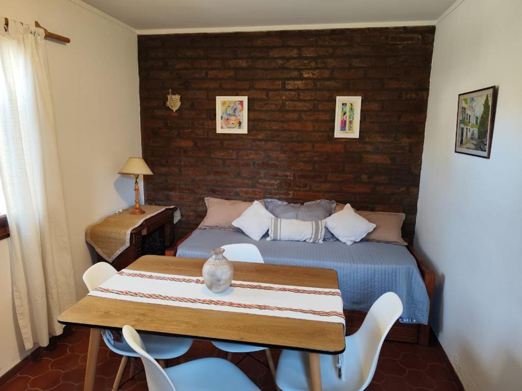 a bedroom with a bed and a table and chairs at Departamento Independiente in La Cieneguita