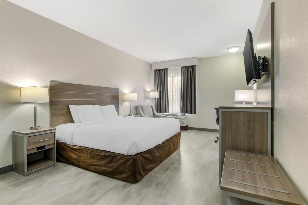 Best Western Commerce Inn - King Room With Roll-In Shower - Mobility Access