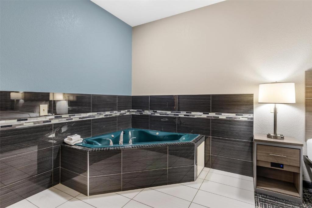 Best Western Commerce Inn - Kamer Met Kingsize Bed En Spabad – Niet-Rokers