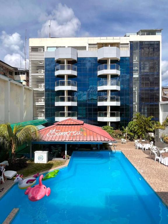 伊基托斯Samiria Jungle Hotel的大楼前的游泳池