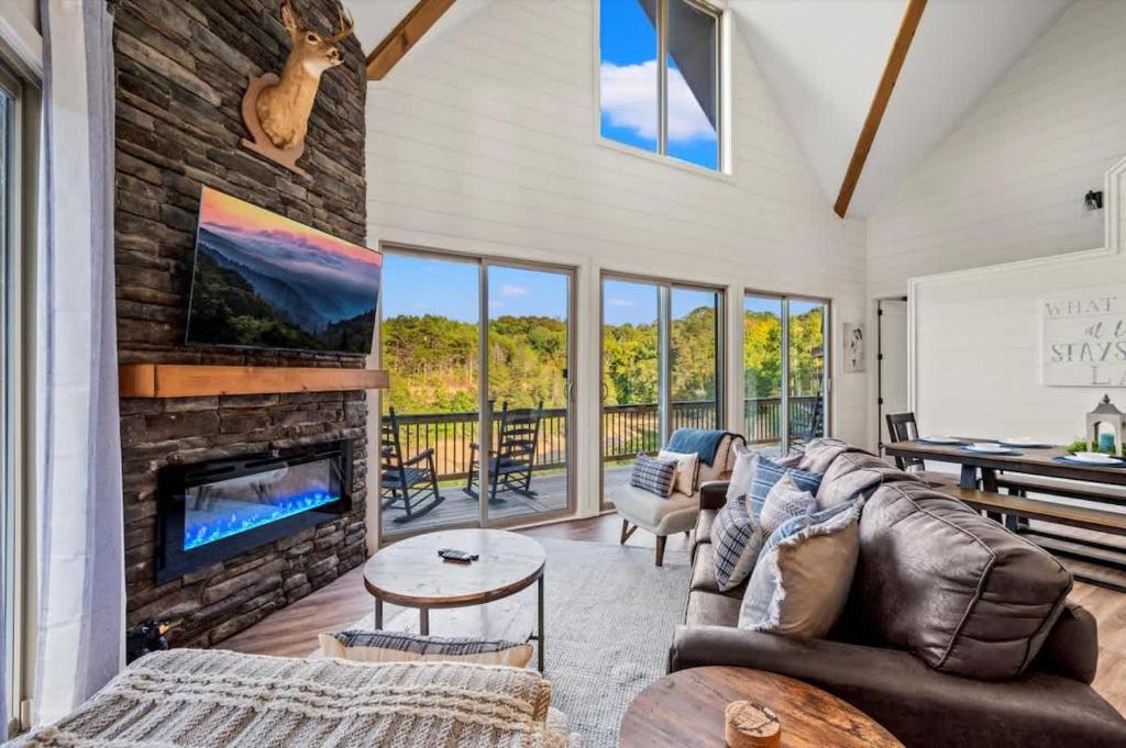 Una sala de estar con un sofá y una chimenea. en Bearfoot Bungalow - Lakefront Paradise, en Sevierville
