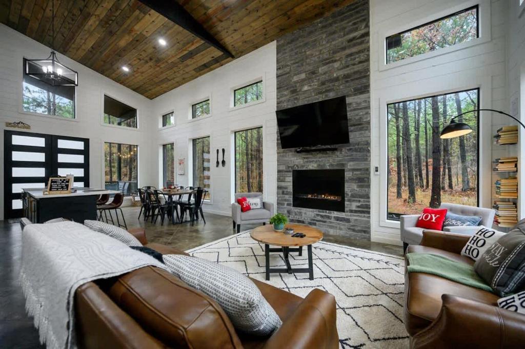 TV a/nebo společenská místnost v ubytování Bearfoot Chill'Inn - Relaxing Escape in Broken Bow