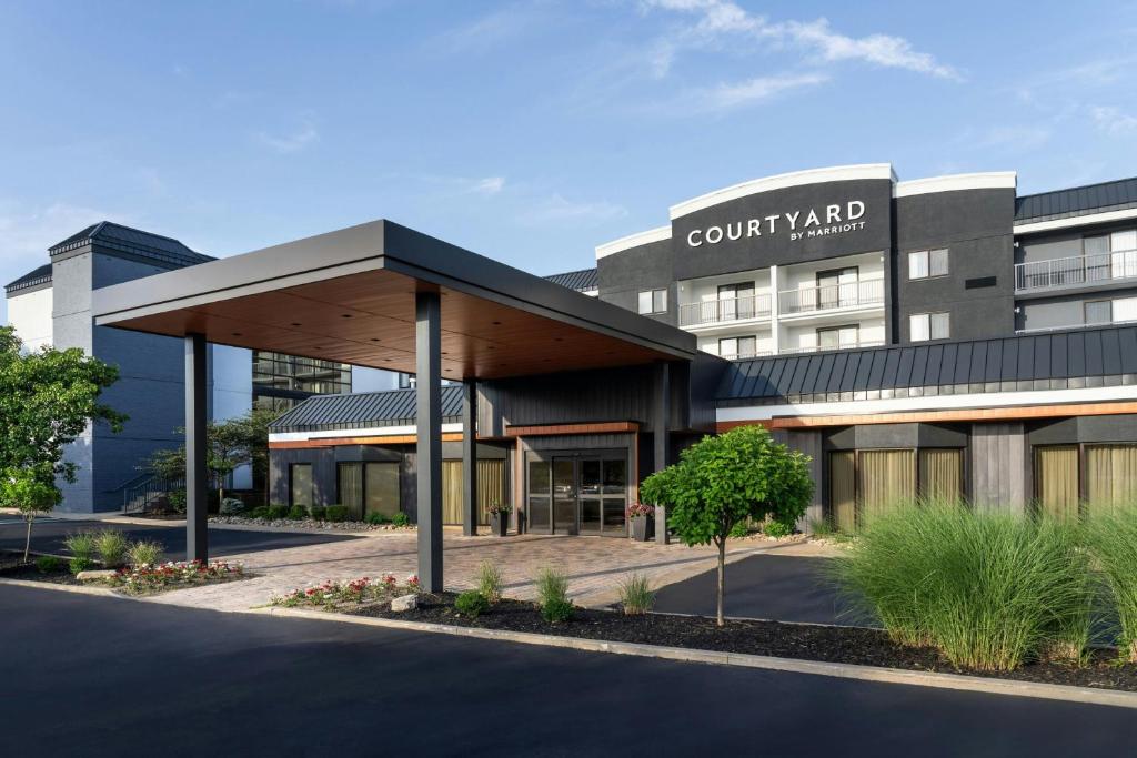 Courtyard Cleveland Beachwood photo