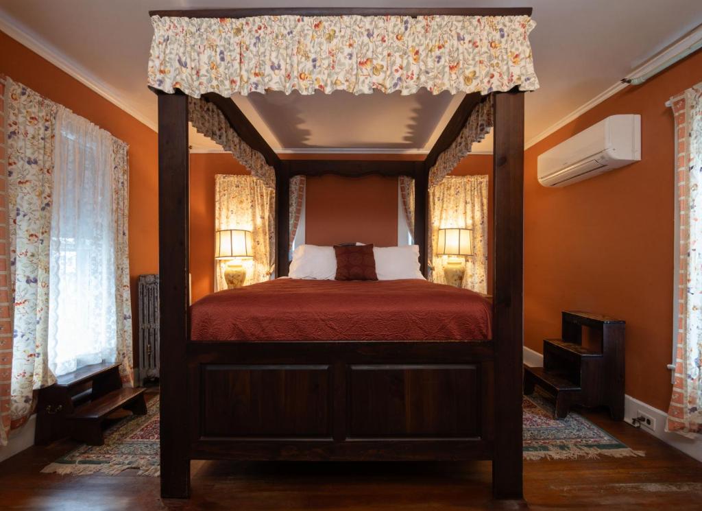 The Monadnock Inn - Queen Room