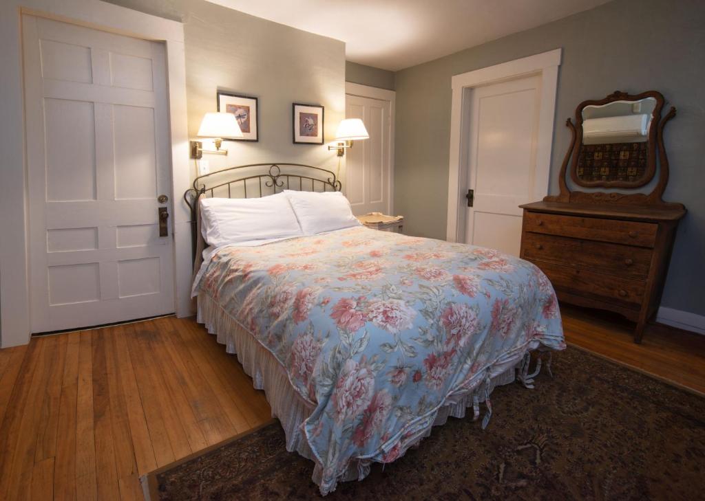 The Monadnock Inn - Standard Double Room
