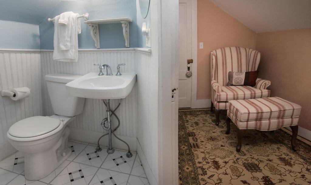 The Monadnock Inn - Queen Room