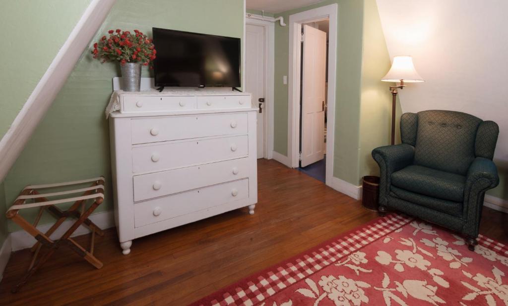 The Monadnock Inn - King Room