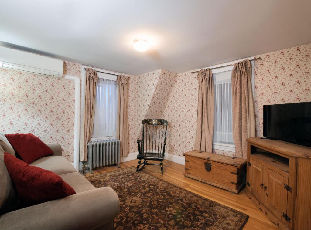 The Monadnock Inn - Queen Suite