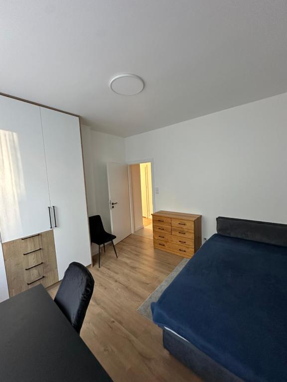 una camera da letto con un letto, una scrivania e un armadio di Pokoje weekendowe w centrum Lublina a Lublino