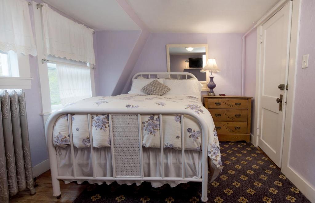 The Monadnock Inn - Small Double Room