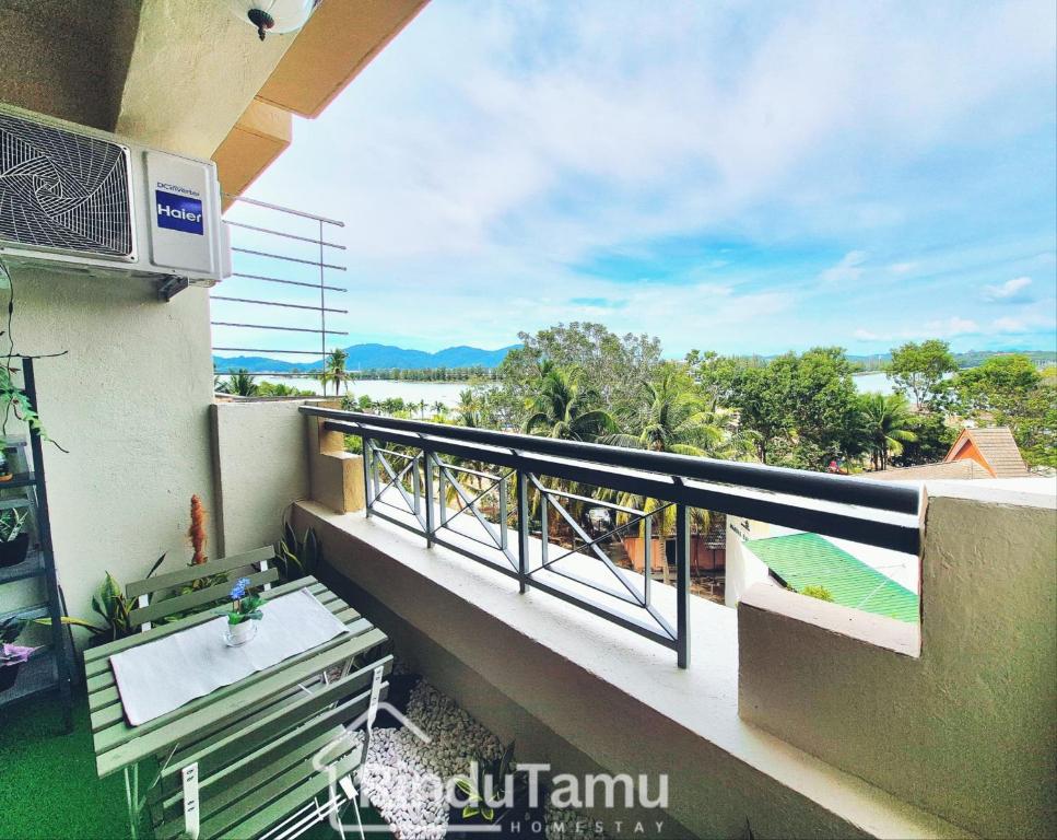 En balkon eller terrasse på RinduTamu Homestay