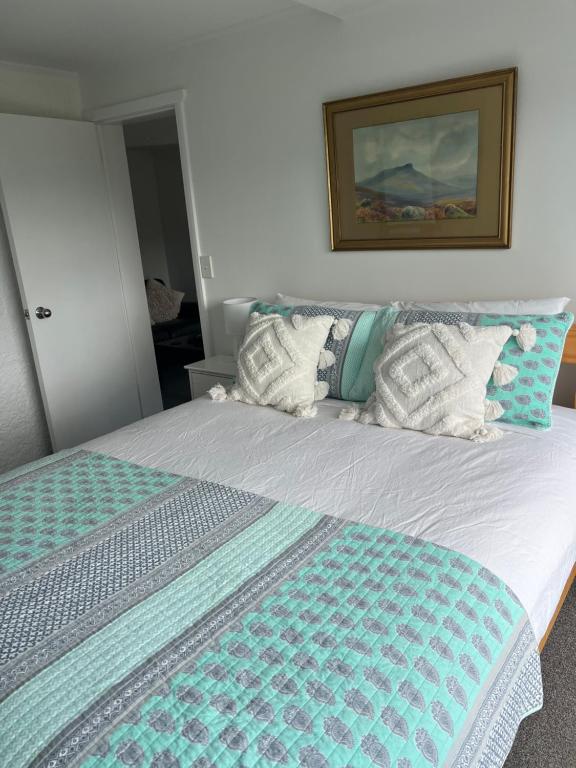 Sunny hillside central Nelson hideaway with city to sea views - Resim 13