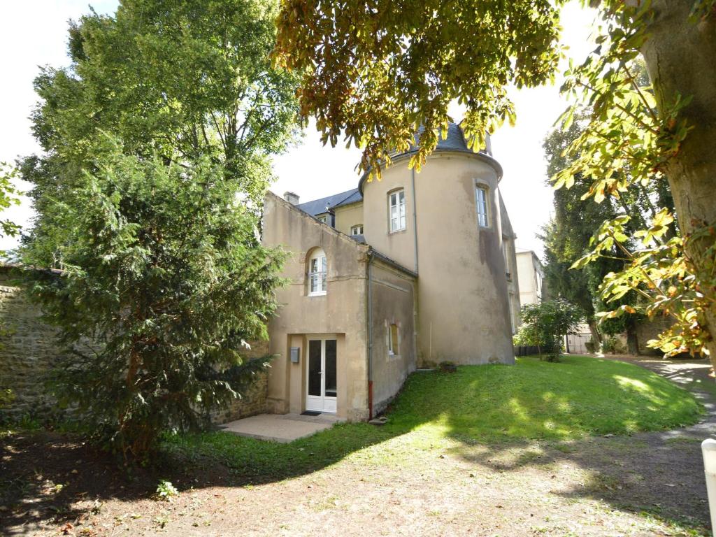 an old house with a tower in the yard at Cottage in Central Bayeux in Bayeux