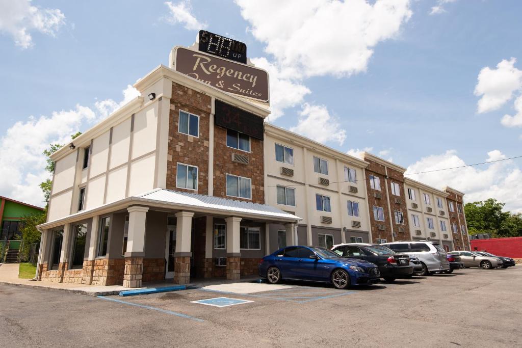 un grande edificio con un cartello in cima di Regency Inn & Suites a Nashville