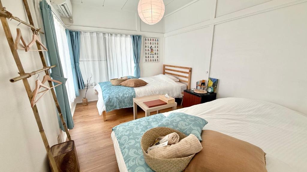 een slaapkamer met een bed met een mand erop bij 民泊&guest house NOOK NOOK ディズニーまで往路のみ無料送迎 in Tokyo