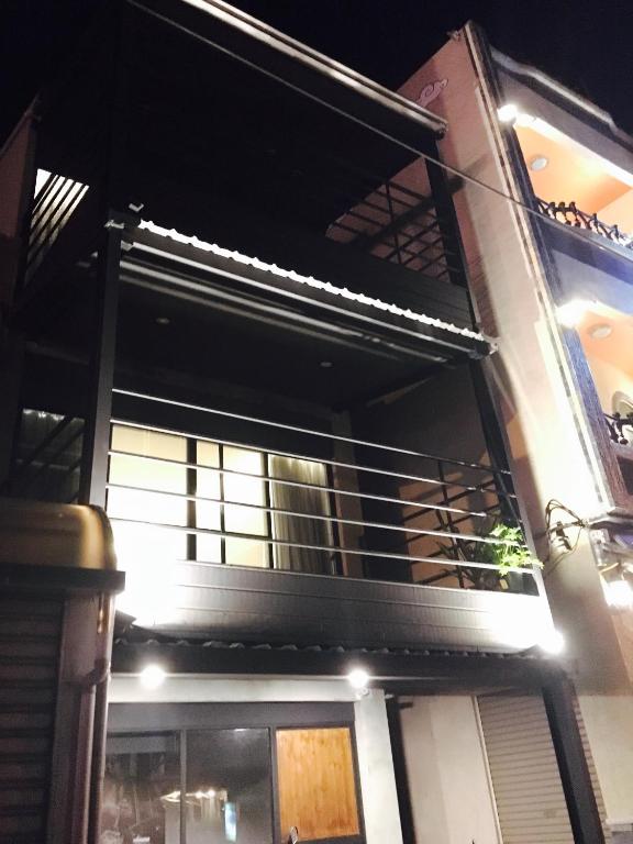 un edificio con la facciata illuminata di notte di Kenting A&S a Città Vecchia di Hengchun