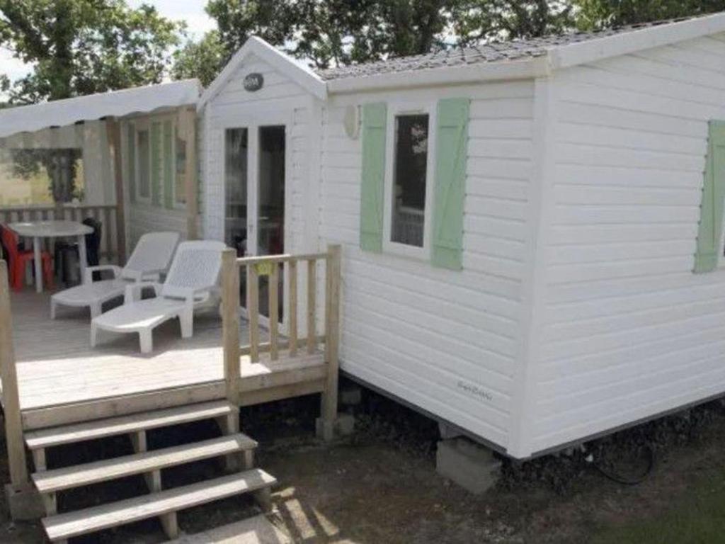 Casa blanca con porche y patio en Mobil home 32m² avec terrasse pour 6 personnes - API-1-52-386, en Bretignolles-sur-Mer