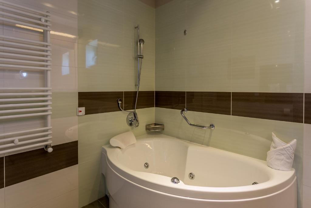 
Superior Double Room with Spa Bath and Street View without Balcony
