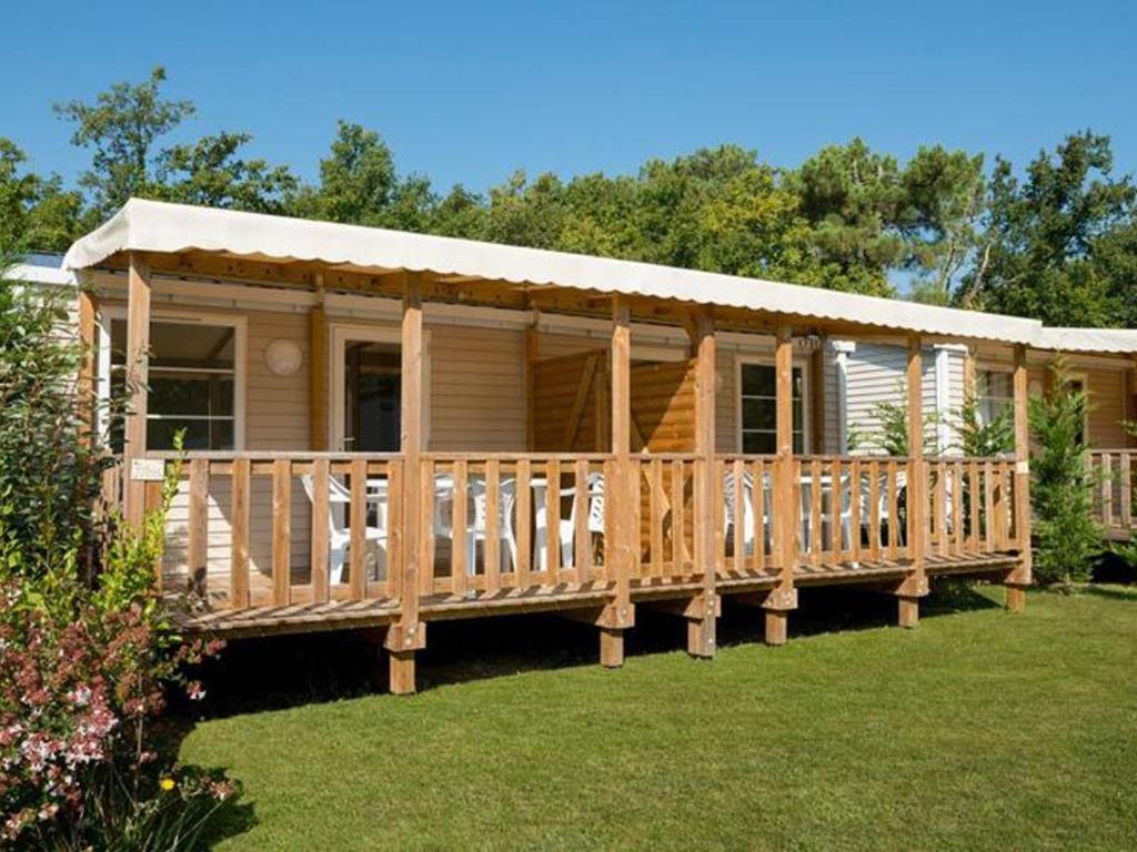 Mobil-home confortable avec terrasse à Royan - API-1-52-230
