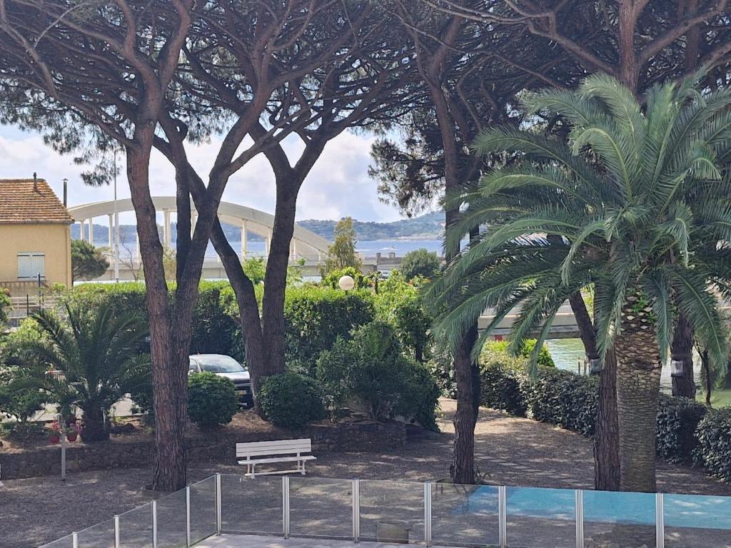 Studio avec coin nuit, aperçu mer, piscine et parking à Sainte-Maxime