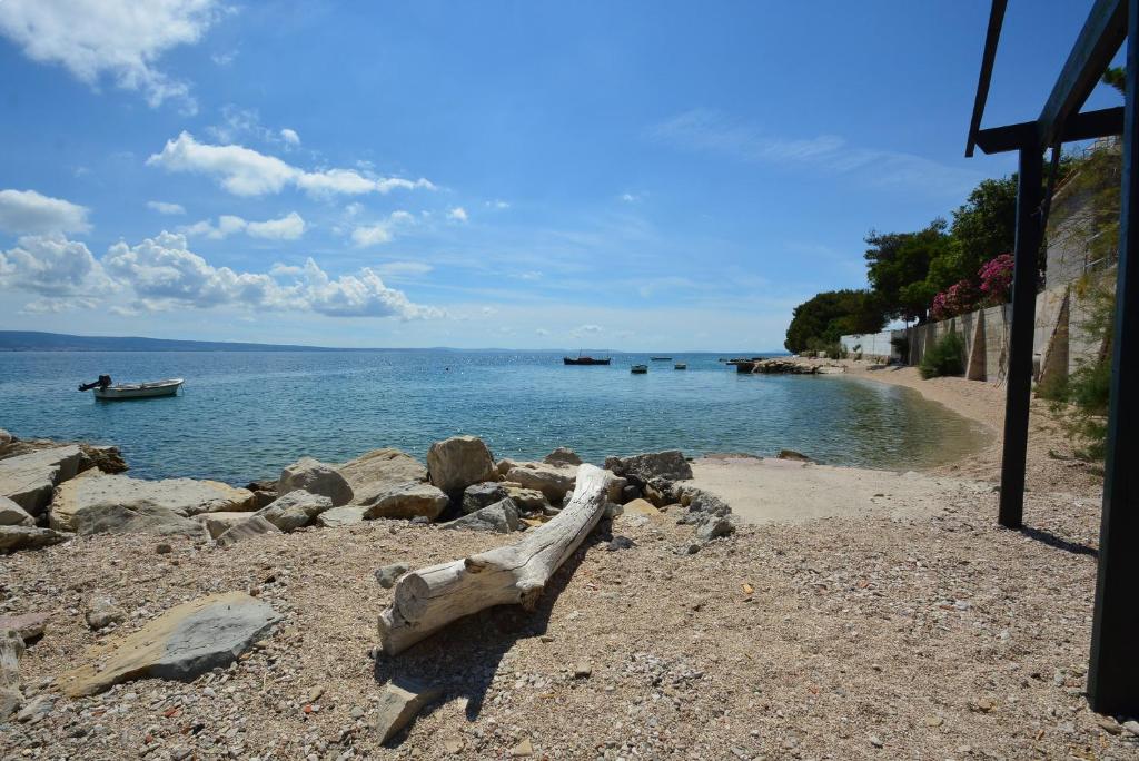 una playa con rocas y un cuerpo de agua en Apartments Davor Ceko, en Jesenice
