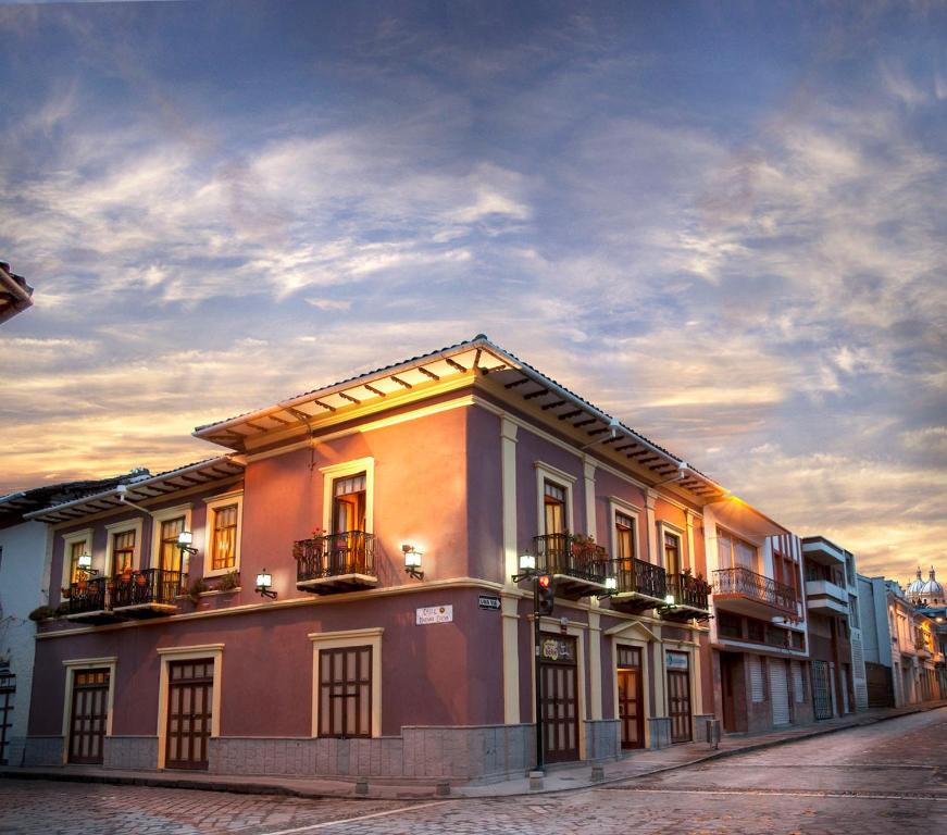 ein Gebäude an der Straßenseite in der Unterkunft Hotel Casa San Rafael in Cuenca