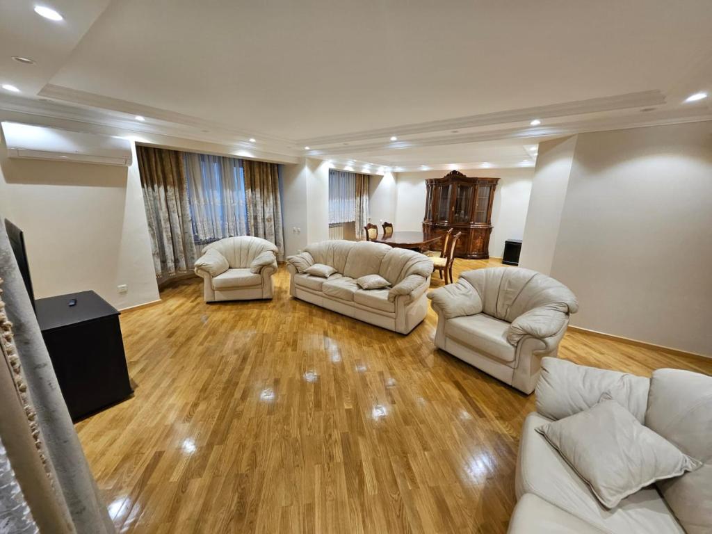 لابی و فضای عمومی F1 Luxury Apartment - تصویر ۵